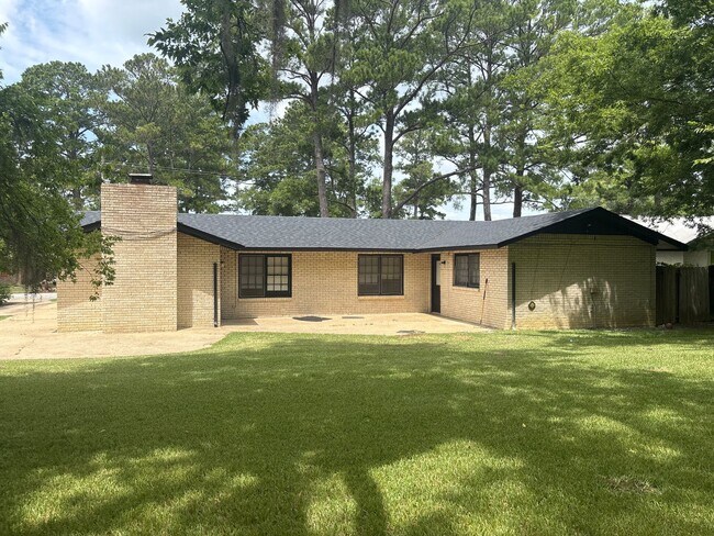 Building Photo - 4018 Strathmore Dr