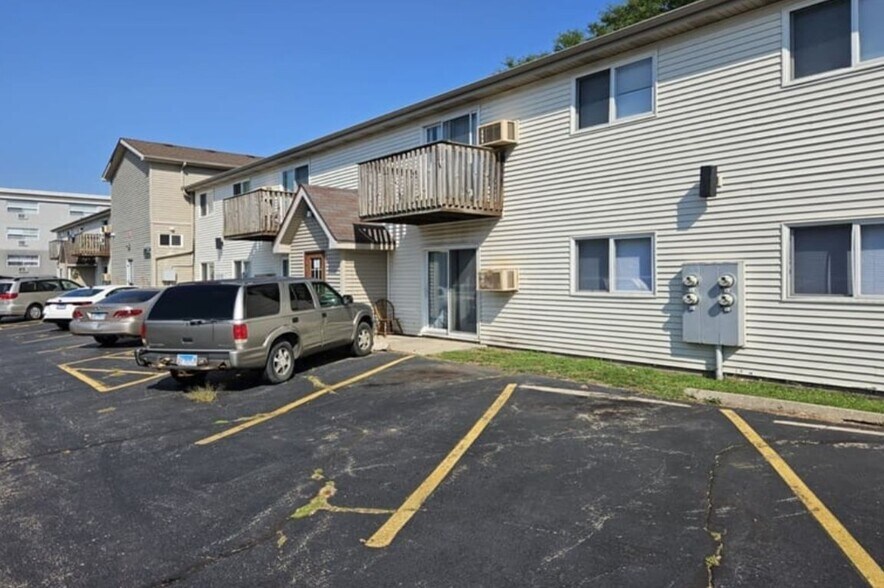Building Photo - 820 Edgebrook Dr