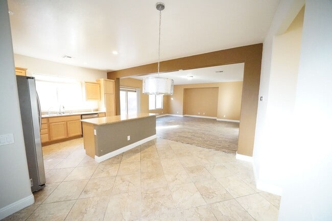 Building Photo - Showings Available NOW