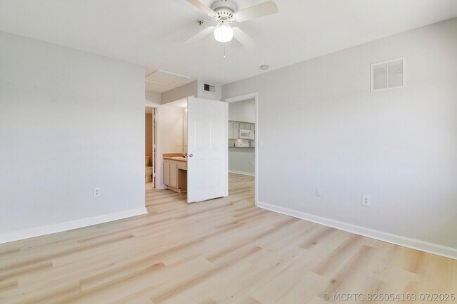 Building Photo - 121 SW Palm Dr