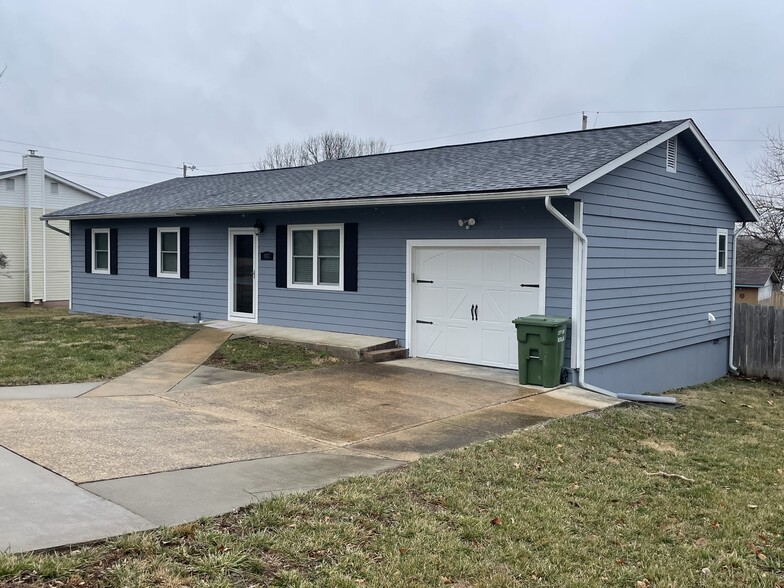 Building Photo - 1812 Briarwood Dr