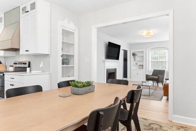 Building Photo - Fully Furnished Mid-Term Rental with Utilities Included!!
