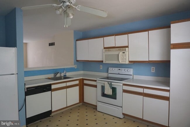 Building Photo - 141 Thames Dr