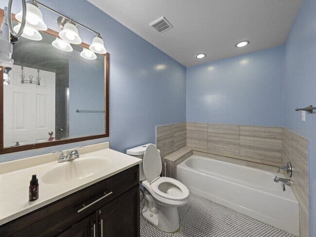 Building Photo - 1337 Templeton Pl