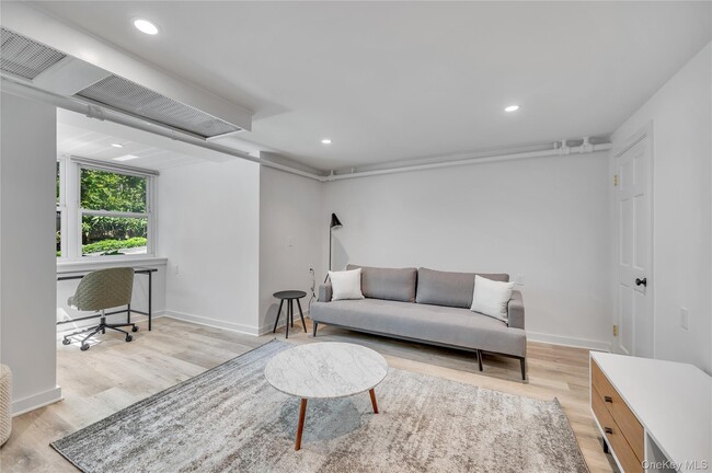 Building Photo - 53 Sheldrake Ave