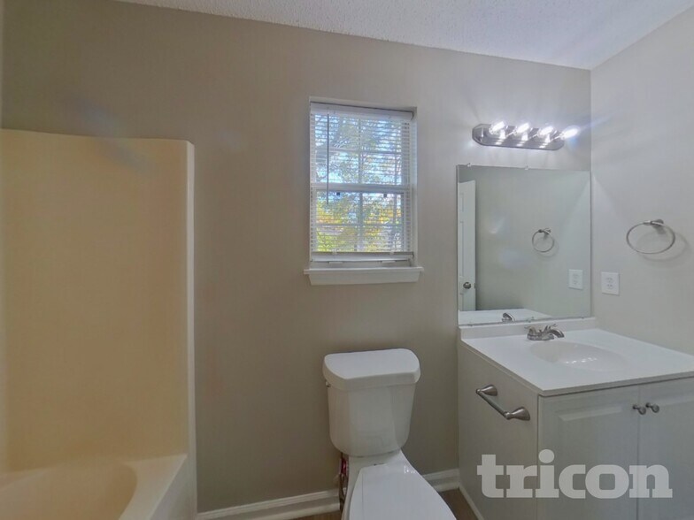 Building Photo - 104 Kells Dr