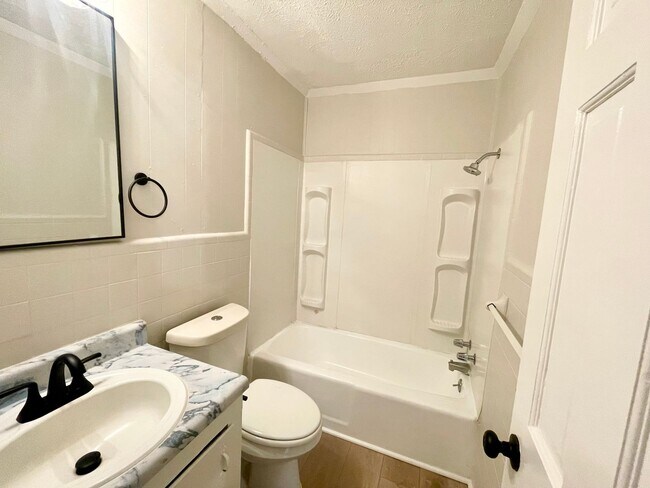 Building Photo - 1 Bed/1 Bath Apartment for Rent in Brandon 042!