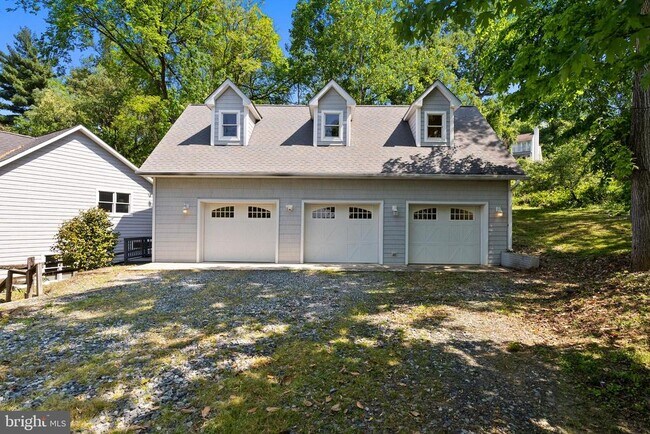 Building Photo - 9112 Riverside Dr