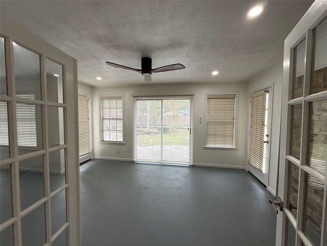 Building Photo - 25 Little John Ln