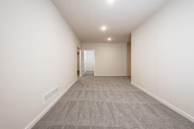 Building Photo - Beautifully Built 4 Bed Duplex!