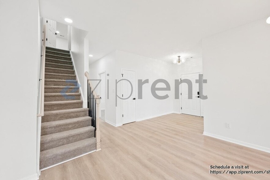 Building Photo - 952 Heathland Dr