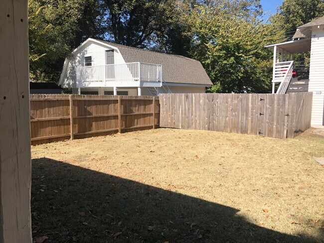 Building Photo - 3 Bedroom & 1 Bath In Paseo District (Cont...