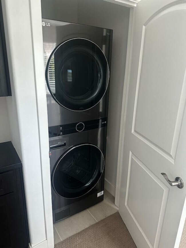 Building Photo - 3 Bedroom, 3.5 Bath Townhouse Style Condo ...