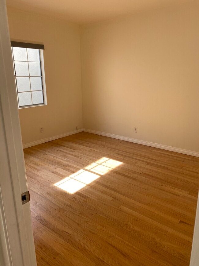 Building Photo - 1523 N Mariposa Ave