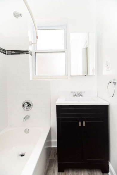 Building Photo - 646 W Roscoe St