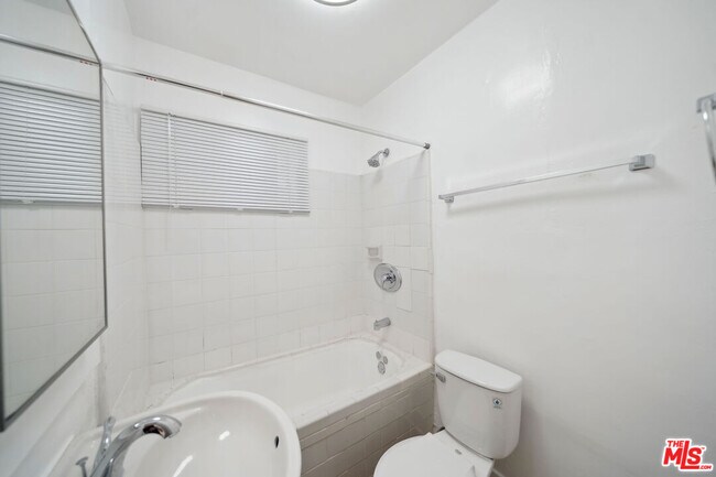 Building Photo - 1239 Havenhurst Dr