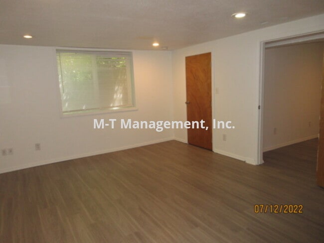 Building Photo - 3 br/1 bath north side house + 2 car garage