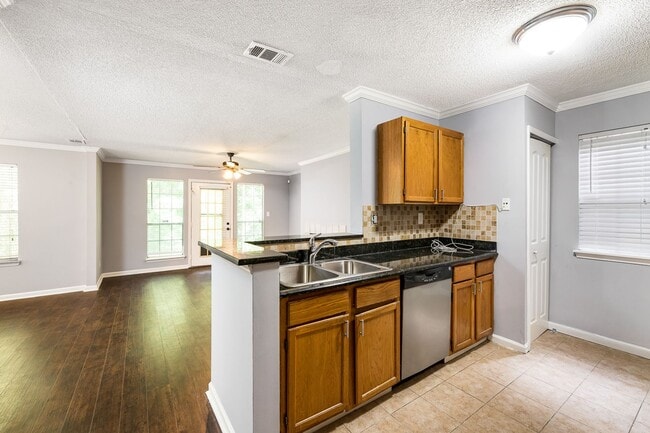 Building Photo - Terrace level condo in great Johns Creek location!