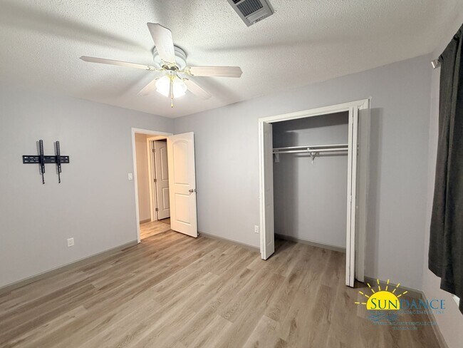 Building Photo - Stunning 3 Bedroom Home in Mary Esther-Near Hurlburt Field AFB!