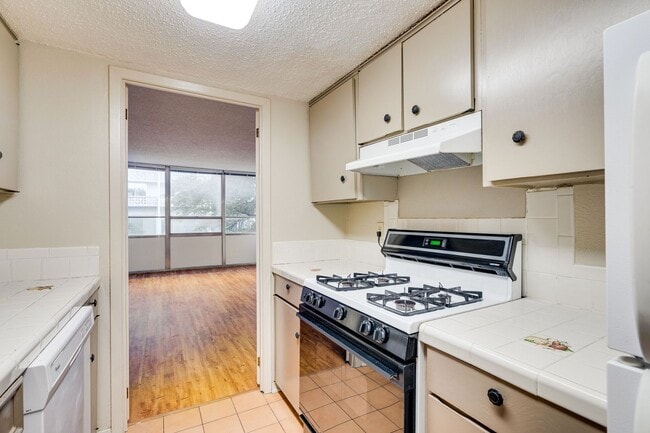 Building Photo - DOWNTOWN MID RISE - 1BD/1BA -  ALL BILLS PAID - GATED - RESERVED PARKING - $1395