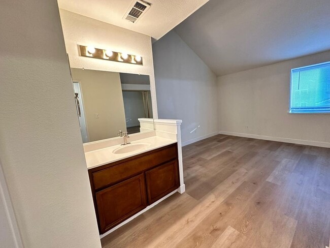Building Photo - Cozy Beautiful Townhouse for Rent