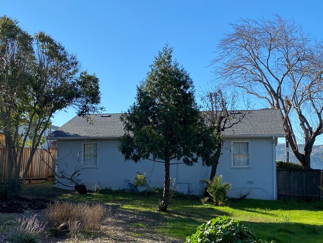 Building Photo - Great Single Story Home with water views