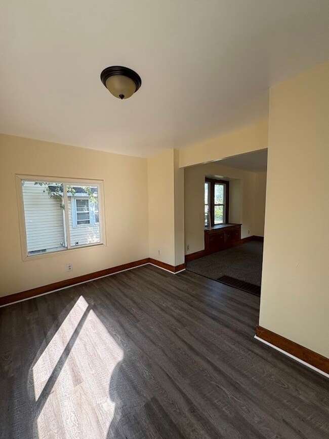 Building Photo - Three bedroom one bathroom home for rent