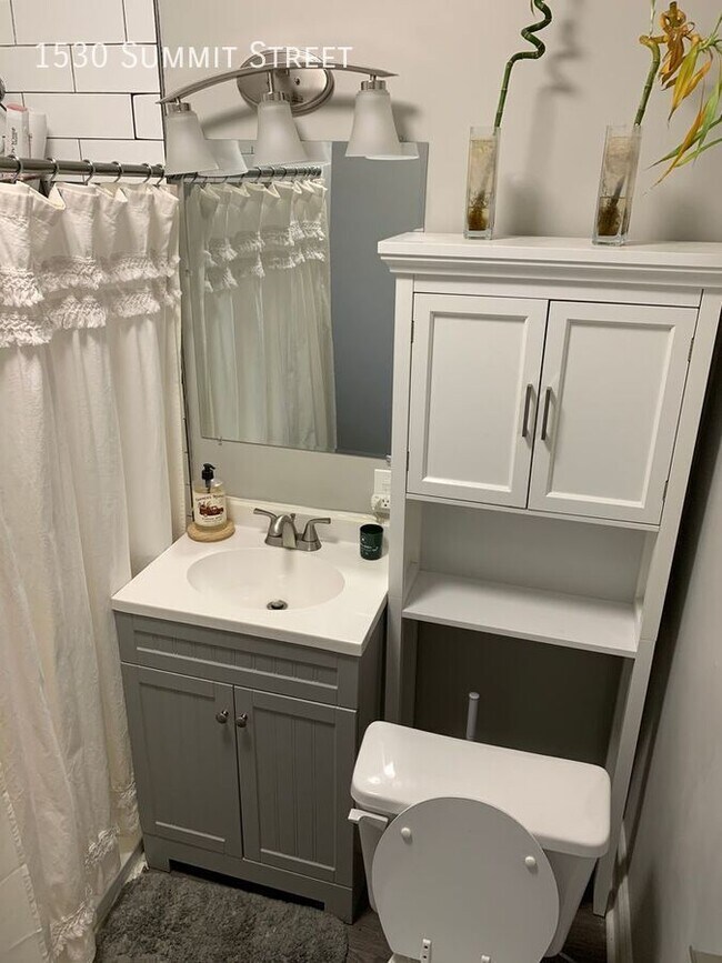 Building Photo - 1530 Summit St