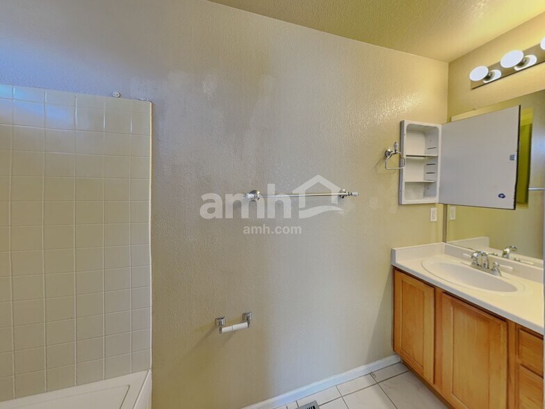 Building Photo - 4892 Waldenwood Dr