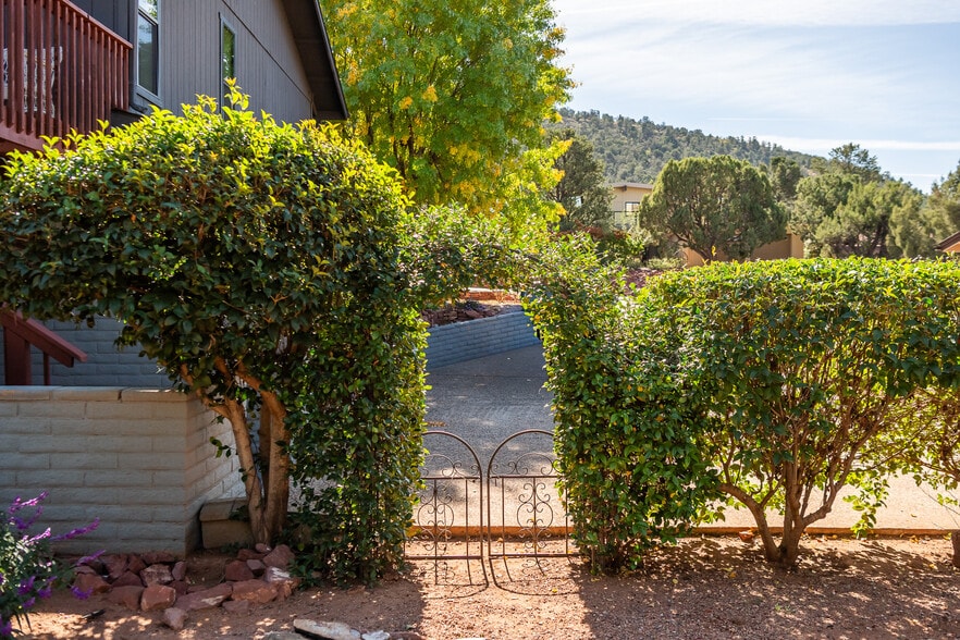 Building Photo - 350 Panorama Blvd