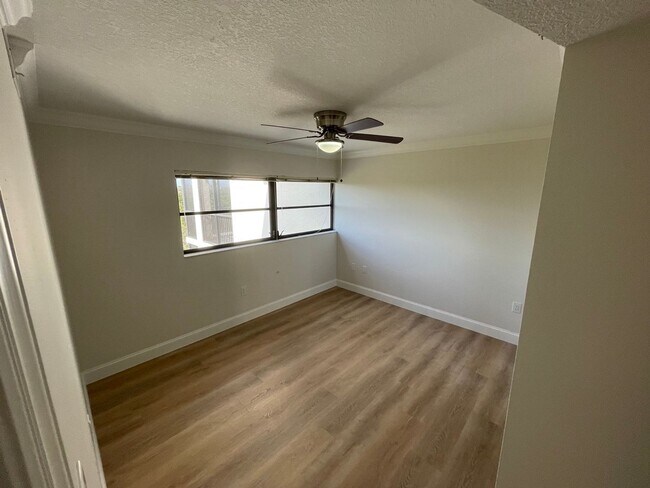 Building Photo - 2090 S Tamiami Trl