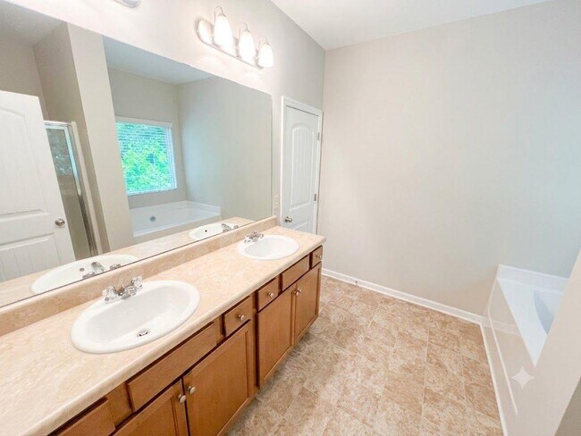 Building Photo - 1086 Blind Brook Cir