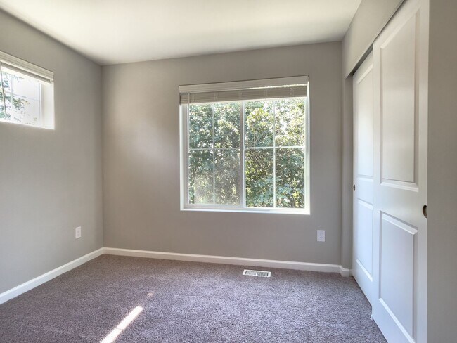 Building Photo - Beautiful 3 bdrm plus FLEX room --House 1/2 Month rent Concession!!