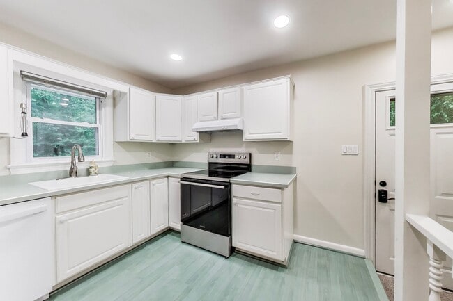 Building Photo - Perfect on Parkway --- Gorgeous, Fully Upd...