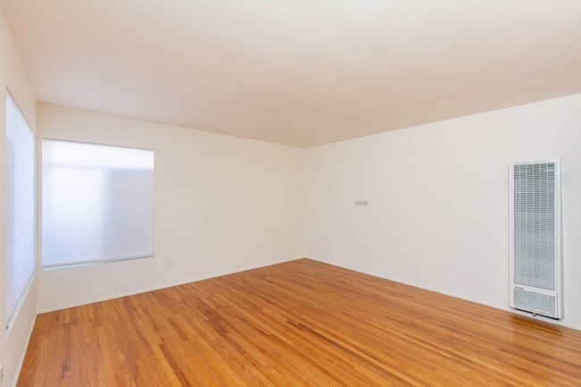 Building Photo - Spacious 2 bedroom / 1 bath home in Pacific Beach / Crown Point!