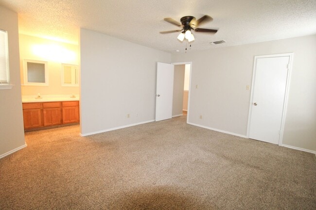 Building Photo - 961 Schertz Pkwy