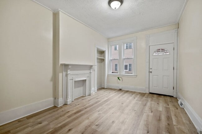 Building Photo - Newly Renovated 2 Bedroom Unit + Bonus Room In The South Side.  Available Immediately.