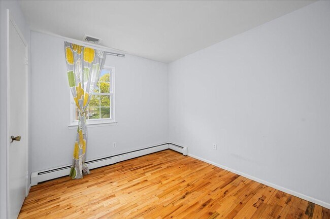 Building Photo - Heathcote Hill neighborhood 3 Bedroom 2 Ba...