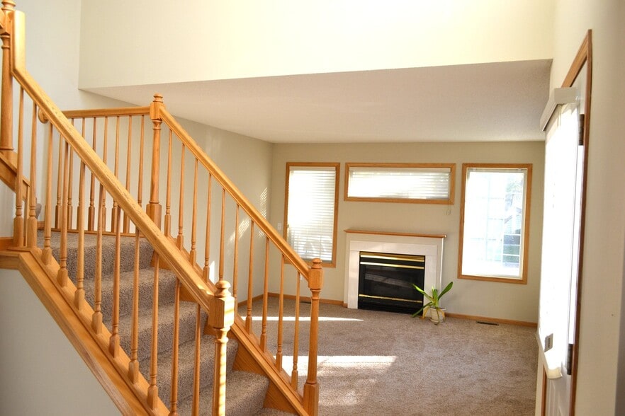 Building Photo - 1033 Lovell Ave W