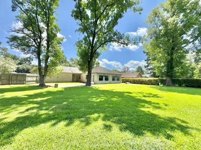 Building Photo - Beautiful 3BR/2BA Home with Sunroom, Formal Dining & Large Backyard