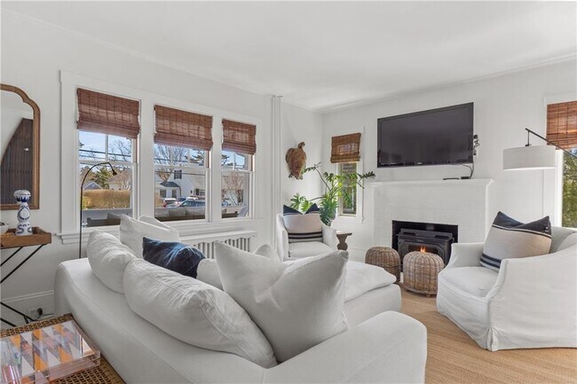 Building Photo - 193 Coggeshall Ave