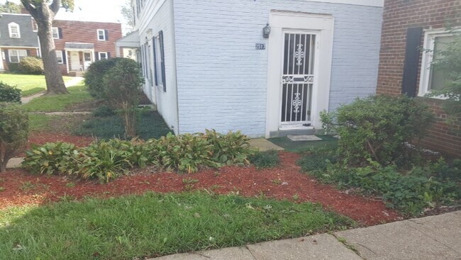 Building Photo - 2517 Colebrooke Dr