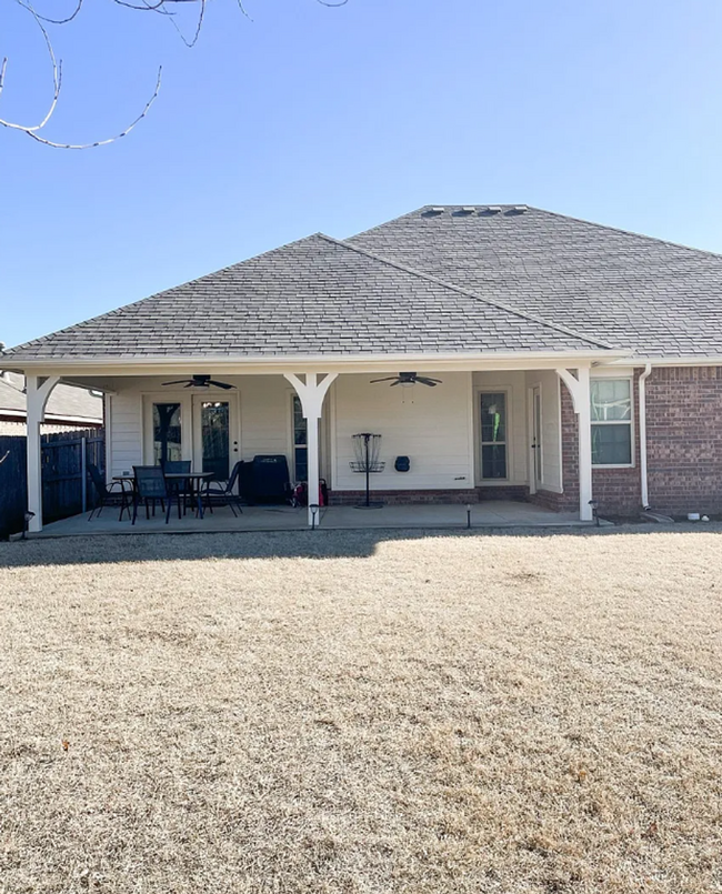 Building Photo - Spacious 4-bedroom, 2-bathroom home