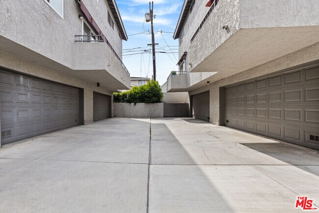 Building Photo - 15305 Berendo Ave