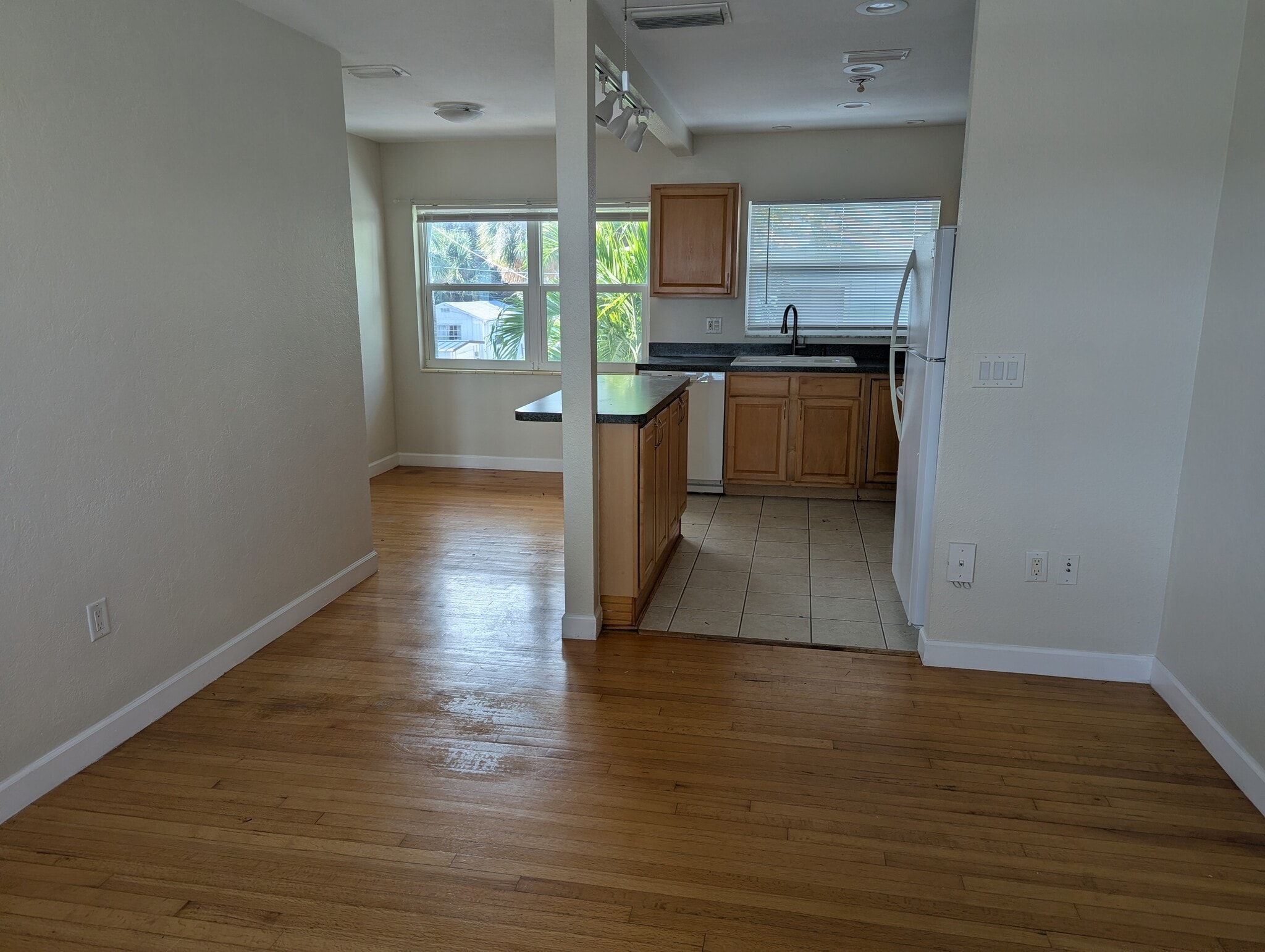 Building Photo - 2706 Pass a Grille Way