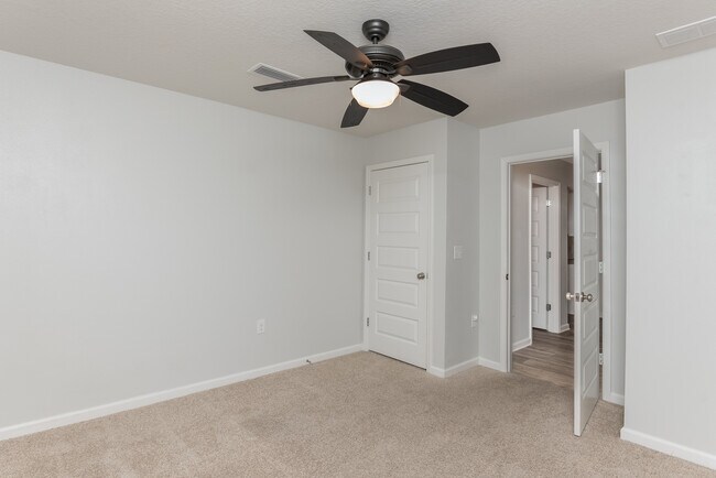 Building Photo - 7486 Oak Lake Blvd