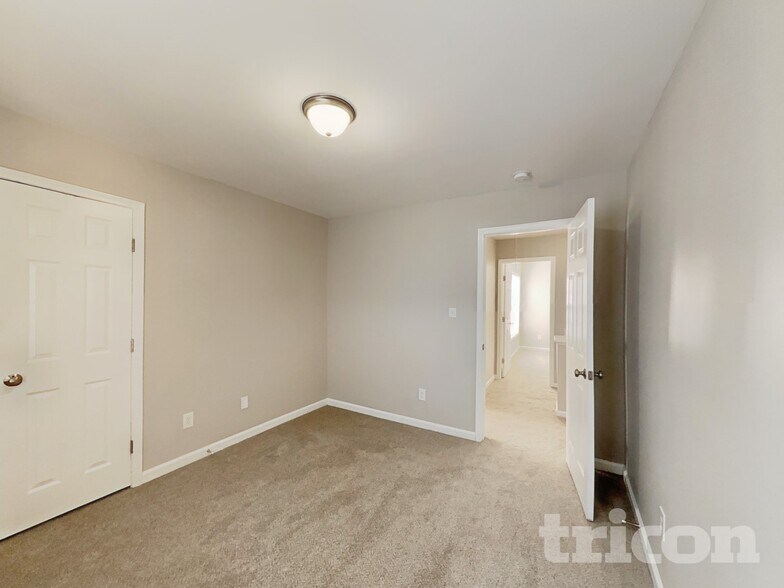 Building Photo - 4053 Laurel Glen Dr