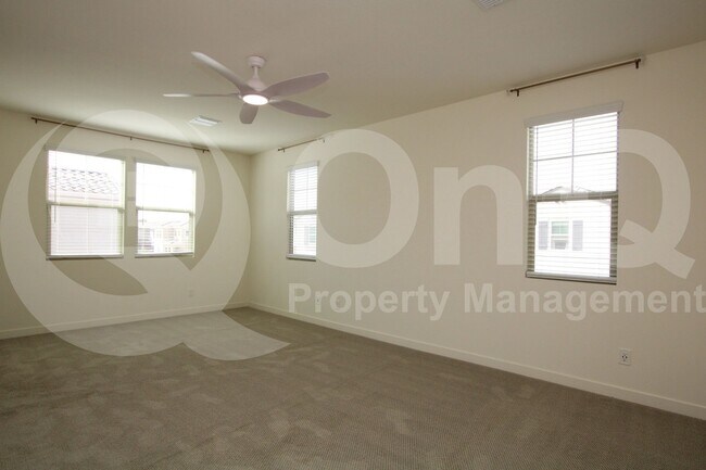 Building Photo - 943 E Danbury Dr