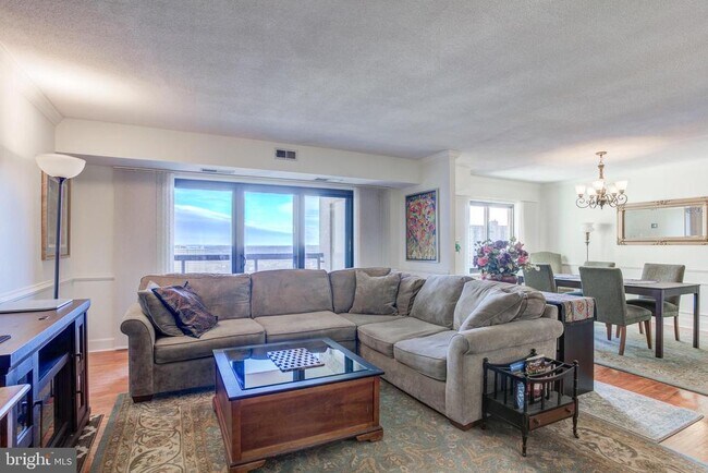 Building Photo - 307 Yoakum Pkwy