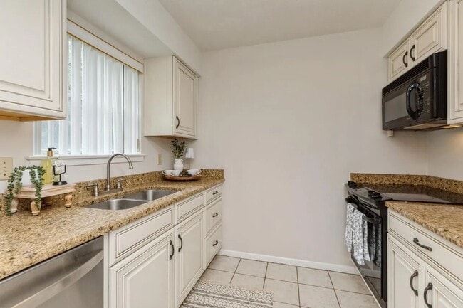 Building Photo - 104 Country Club Dr